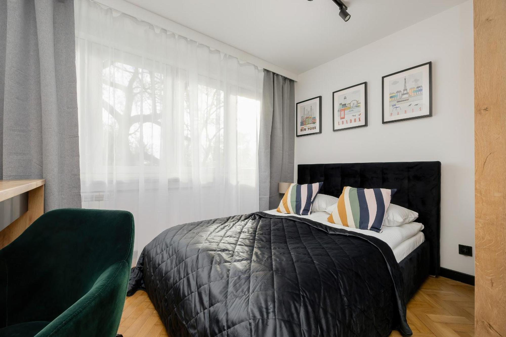 Apartment Modern Black & Wooden Near The Airport By Renters Warsaw