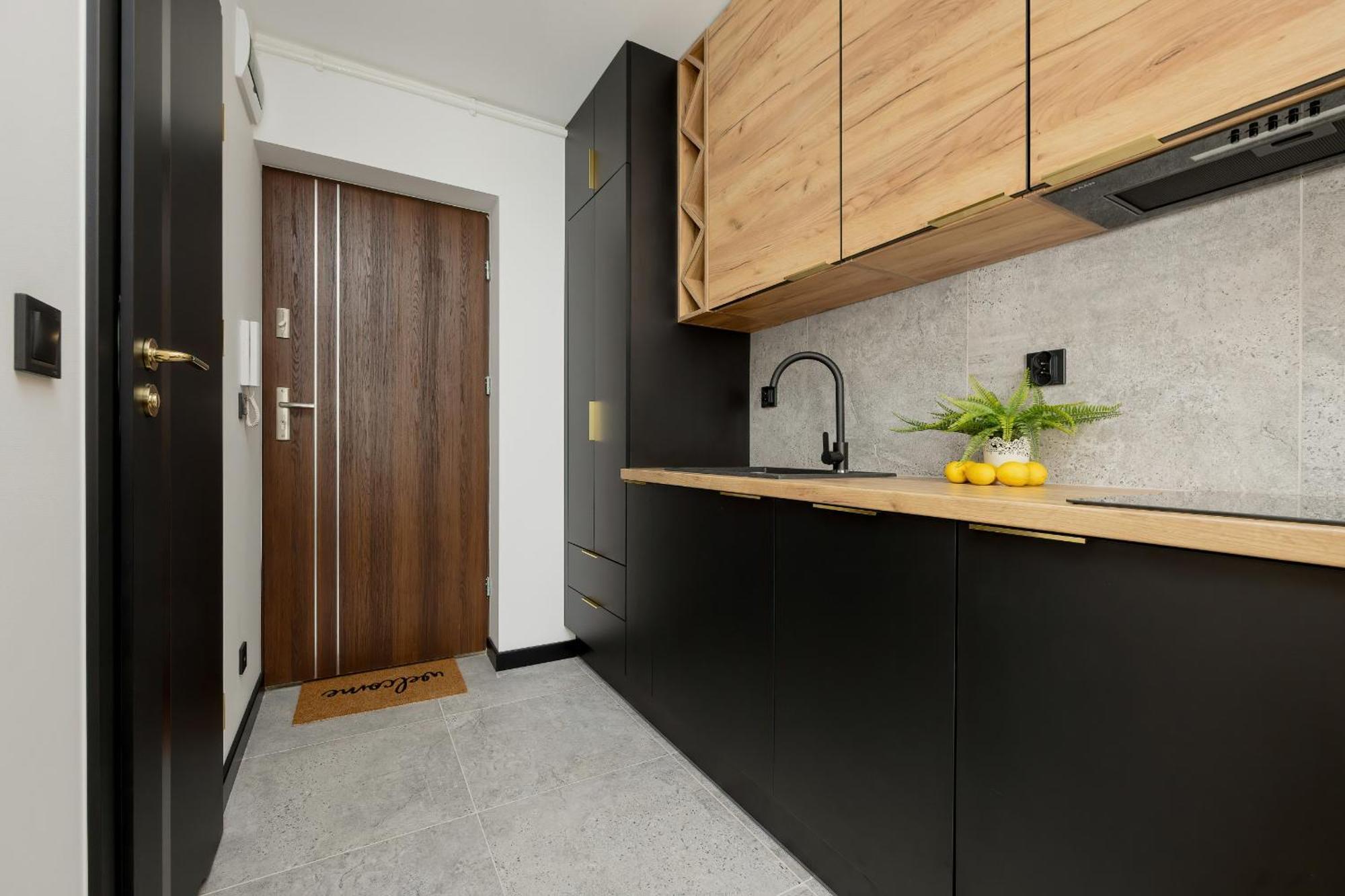 Apartment Modern Black & Wooden Near The Airport By Renters