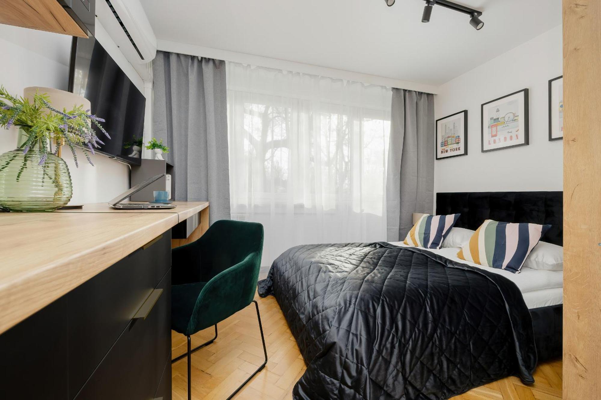 Modern Black & Wooden Near The Airport By Renters Apartment Warsaw