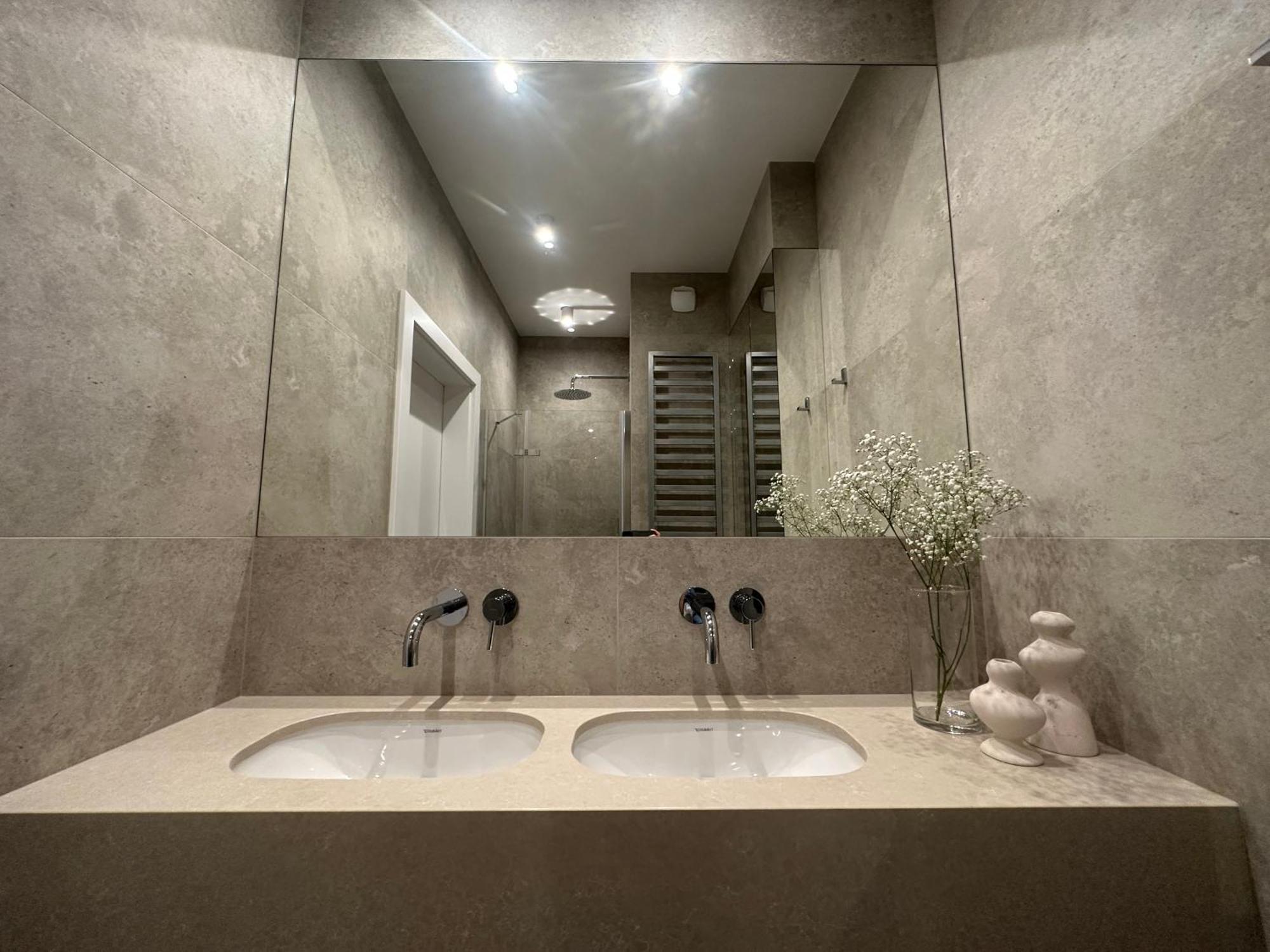 Luxurious And Modern In Center With Parking By Renters Prestige