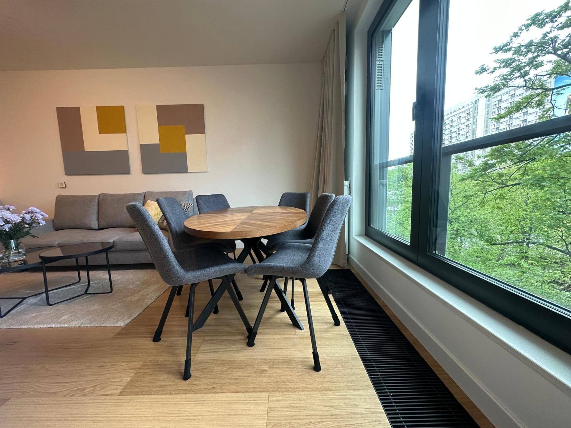 Luxurious And Modern In Center With Parking By Renters Prestige *