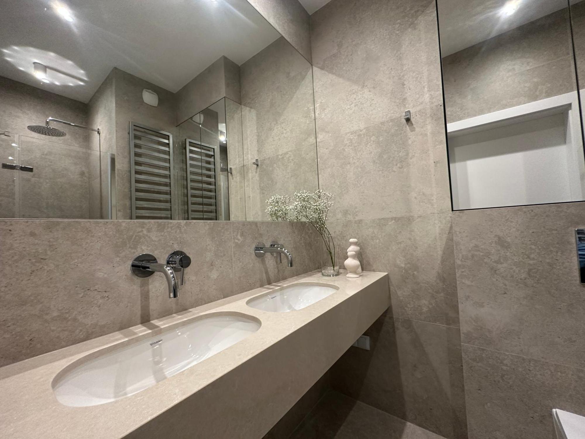 Luxurious And Modern In Center With Parking By Renters Prestige