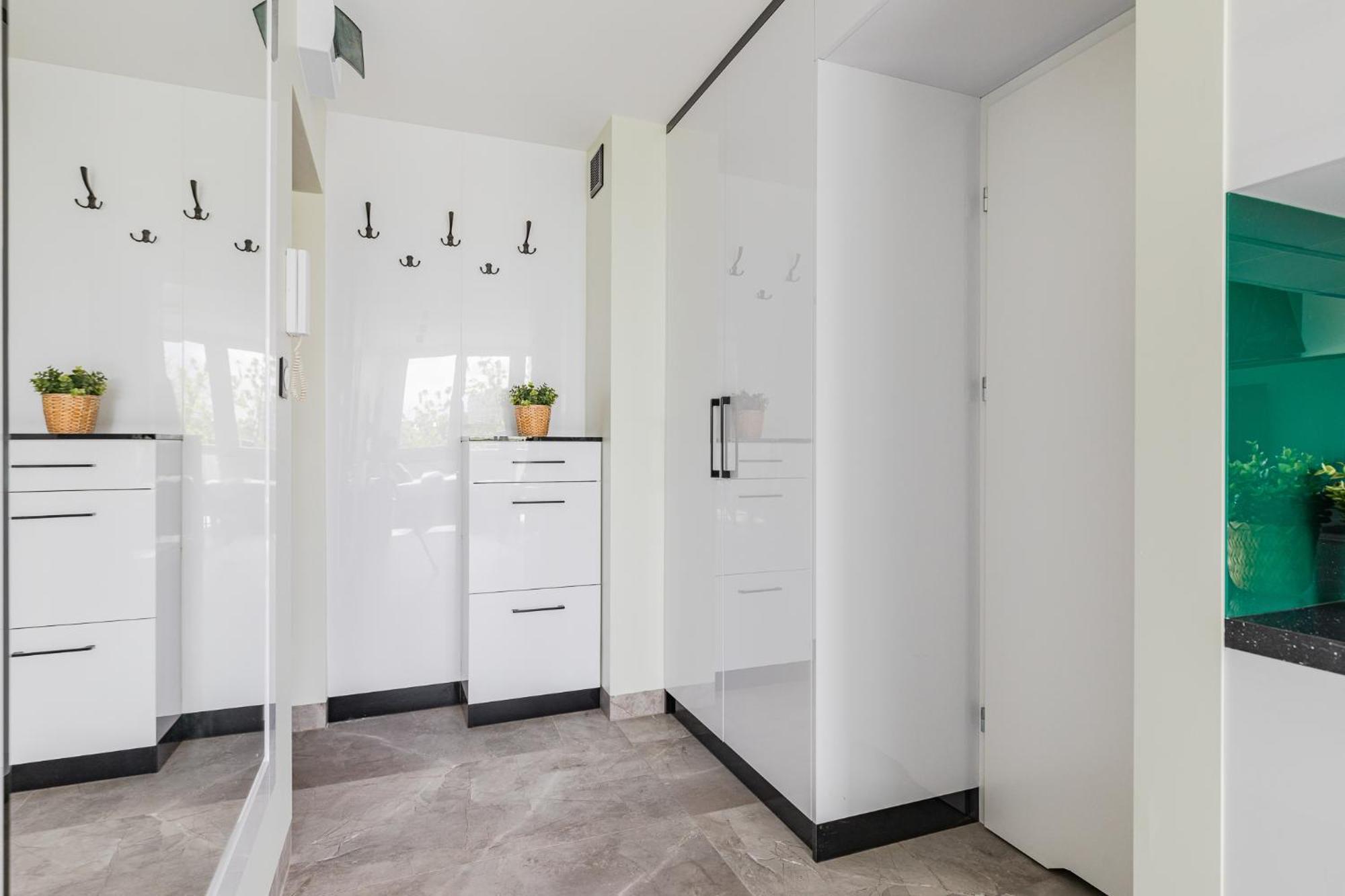 Apartament Superapart Saska 48a, Sleek 6th-floor With Balcony & Elevator Access