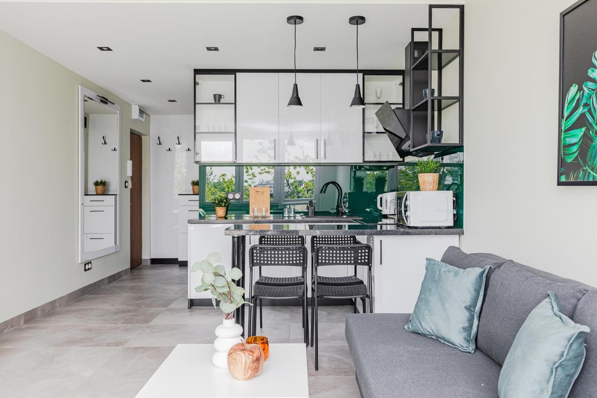 Superapart Saska 48a, Sleek 6th-floor With Balcony & Elevator Access *