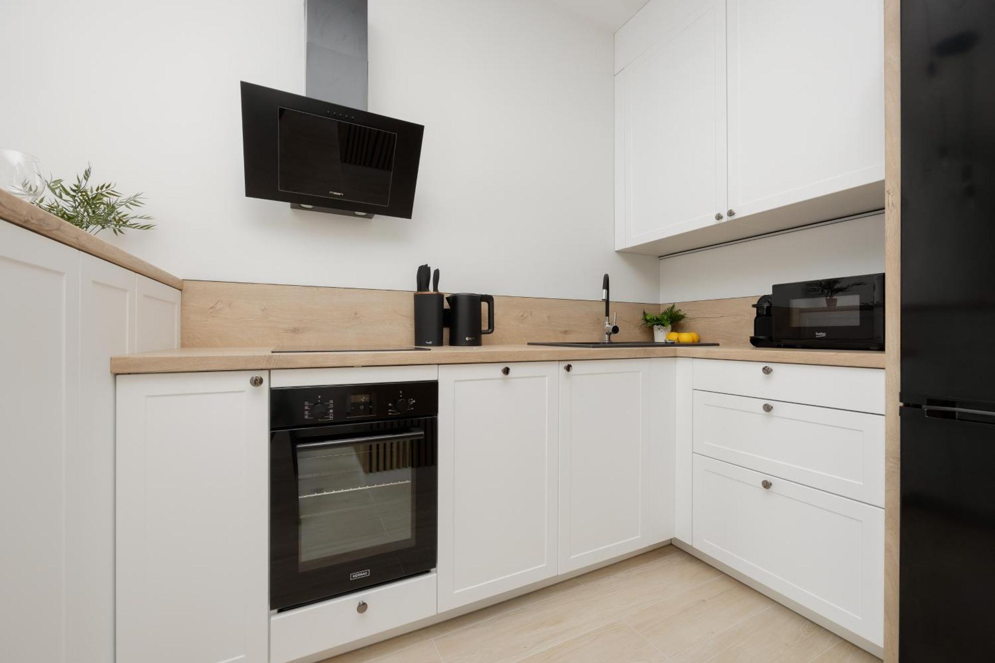 Stylish With Parking By Renters Apartment
