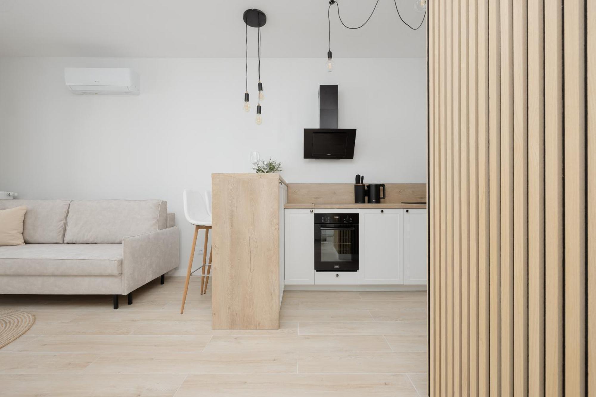Stylish With Parking By Renters Apartment
