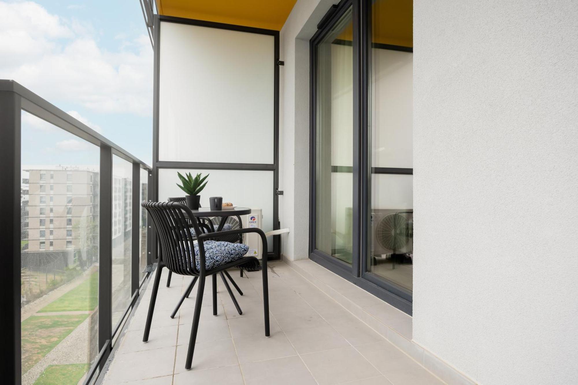 Stylish With Parking By Renters *
