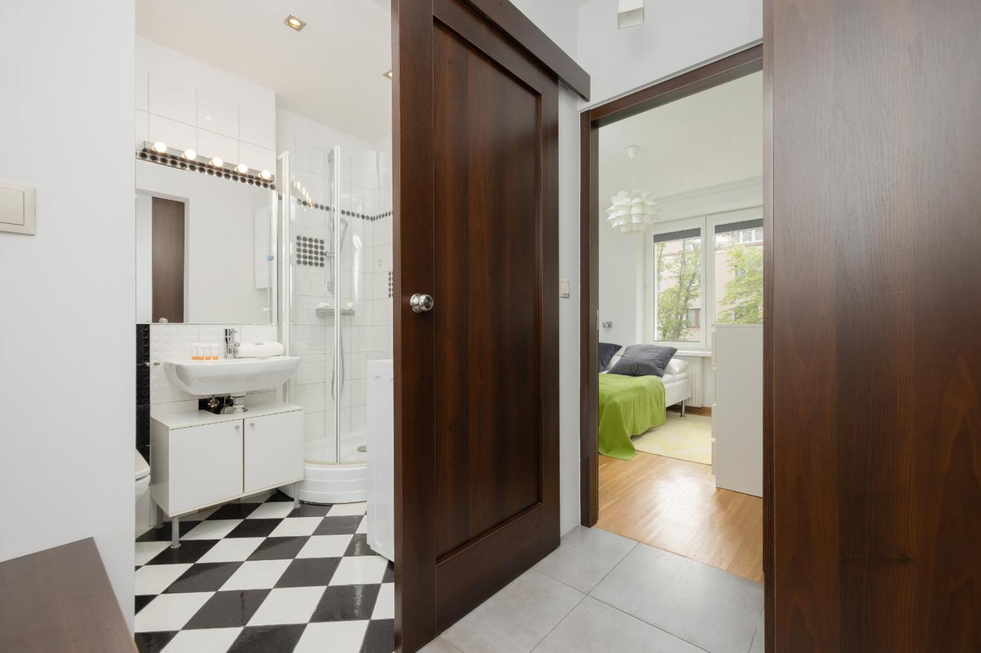 Sunny In The Heart Of By Renters Apartment *