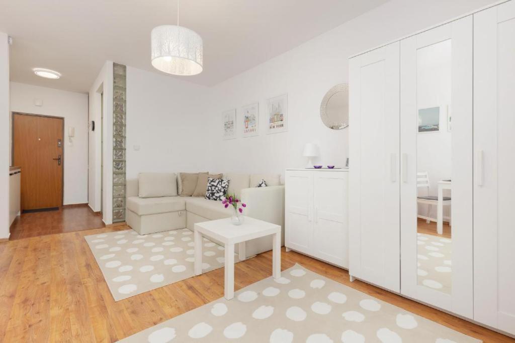 Apartment Wola Oasis - Cosy Near Metro Station *