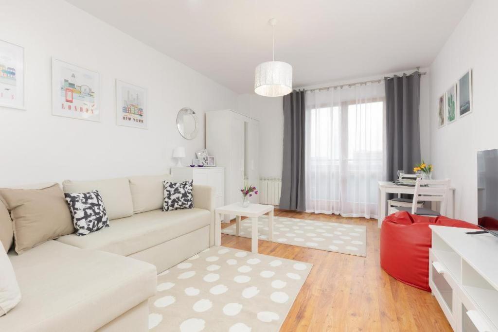 Apartment Wola Oasis - Cosy Near Metro Station