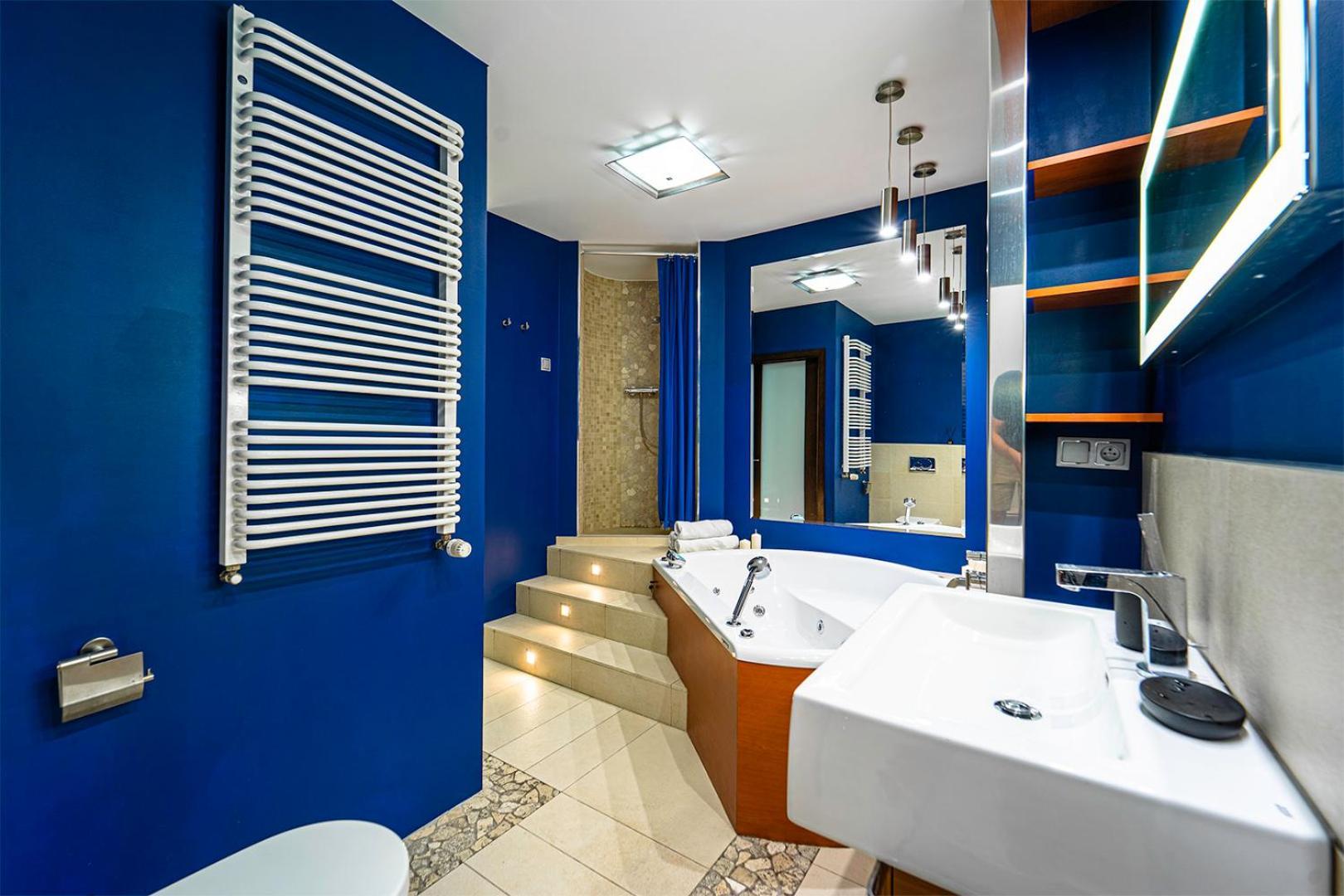 Apartment Golden Dragon Prestige Suite: Spacious Luxury With Jacuzzi & Balcony *