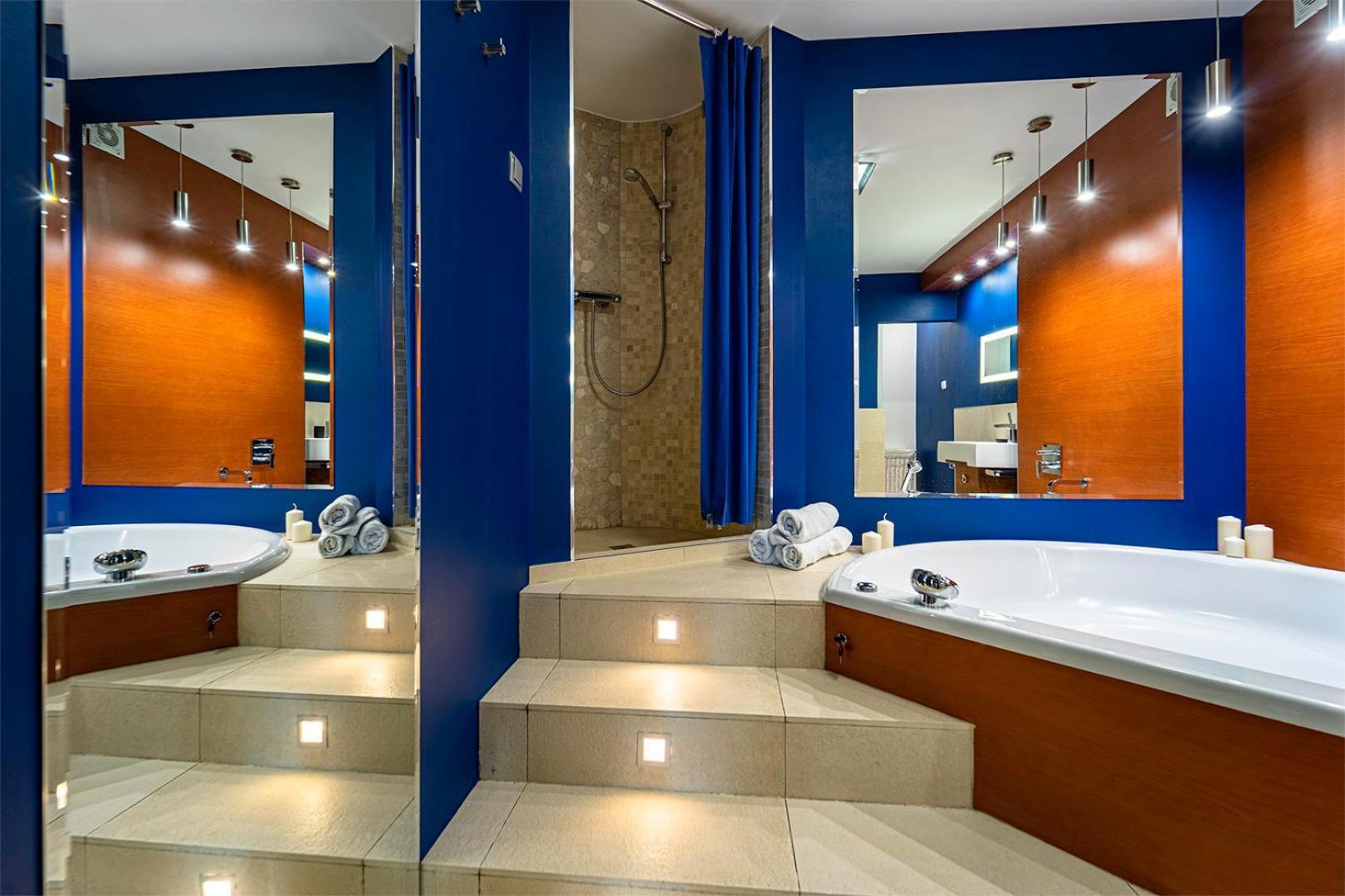 Apartment Golden Dragon Prestige Suite: Spacious Luxury With Jacuzzi & Balcony *
