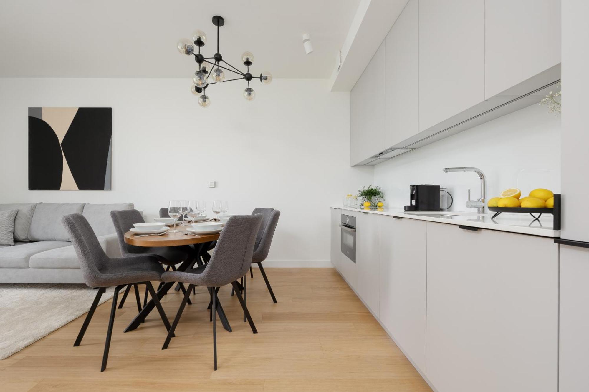 Luxurious And Modern In Center With Parking By Renters Prestige
