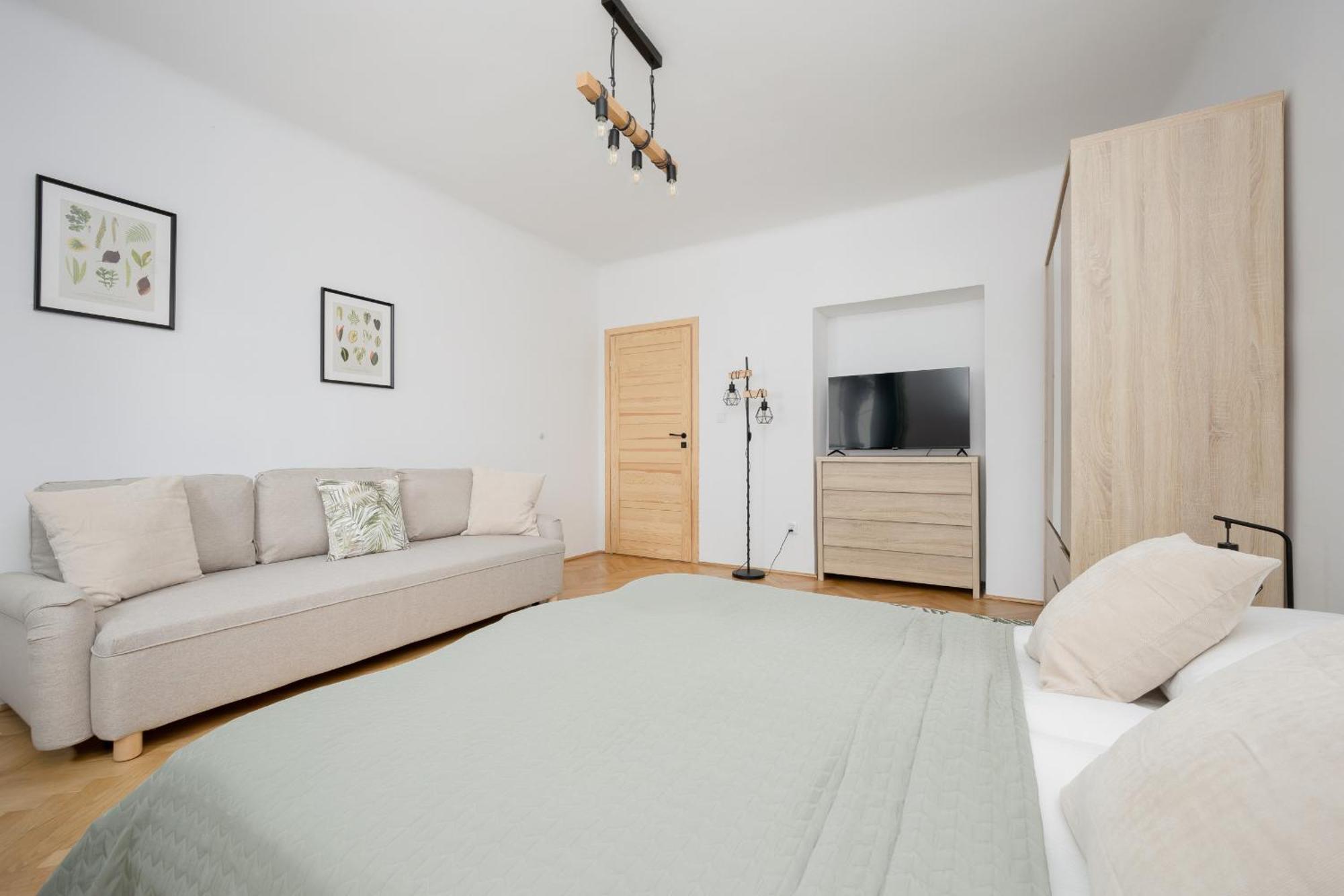Spacious For 6 People Near The Old Town By Renters