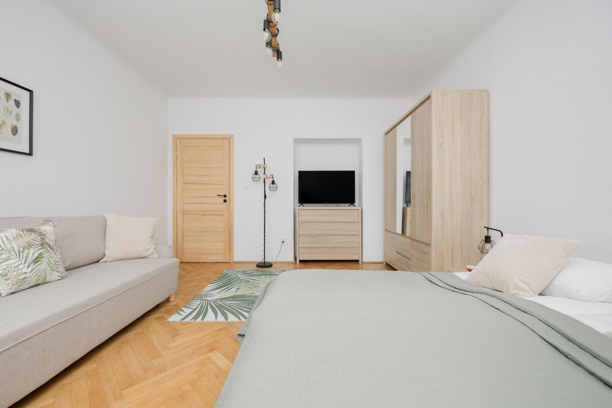 Spacious For 6 People Near The Old Town By Renters Apartment *