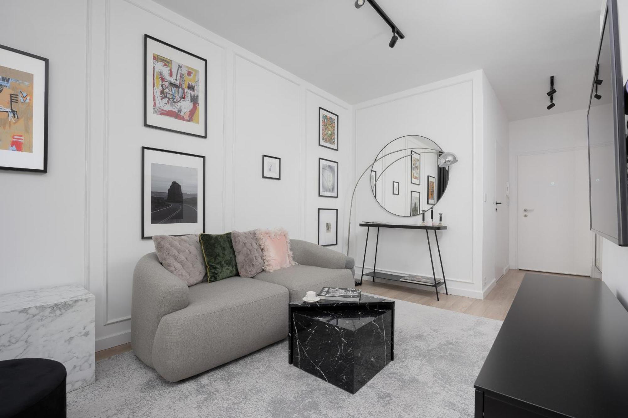 Apartment Minimalist Near Rondo Daszynskiego By Renters *