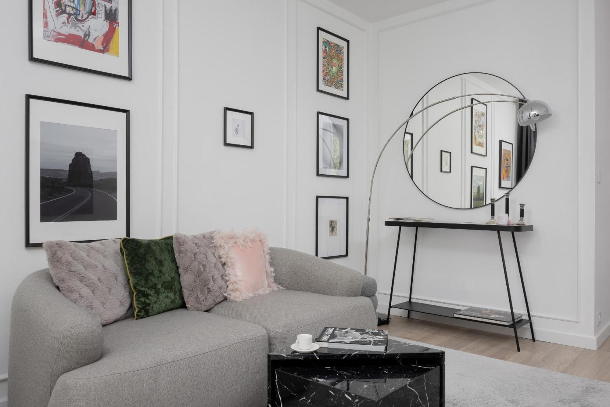 Minimalist Near Rondo Daszynskiego By Renters Apartment