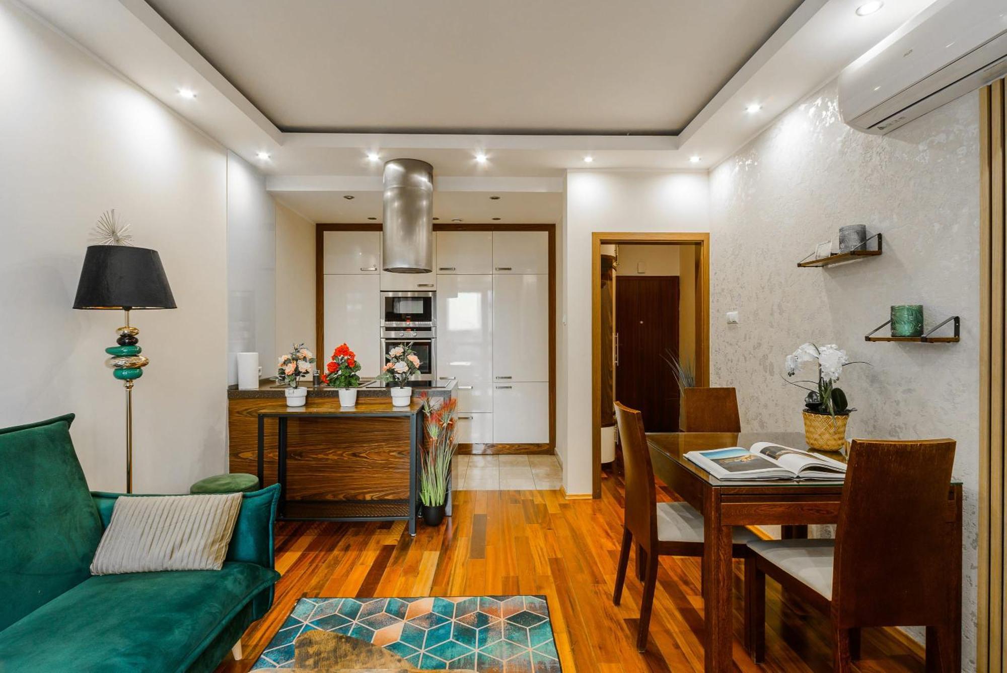 Lumina With Balcony Platinum Tower Apartment
