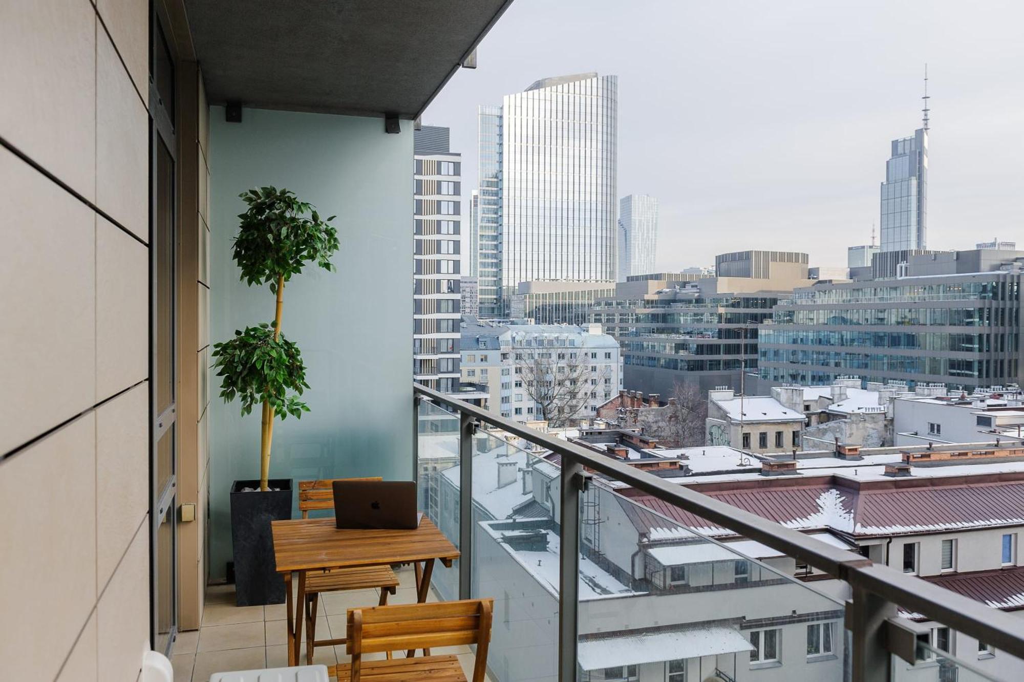 Lumina With Balcony Platinum Tower Apartment