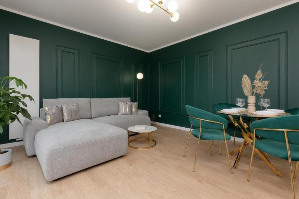 Green In Warsaw's Bemowo District With A Garden And Double Garage Apartment *