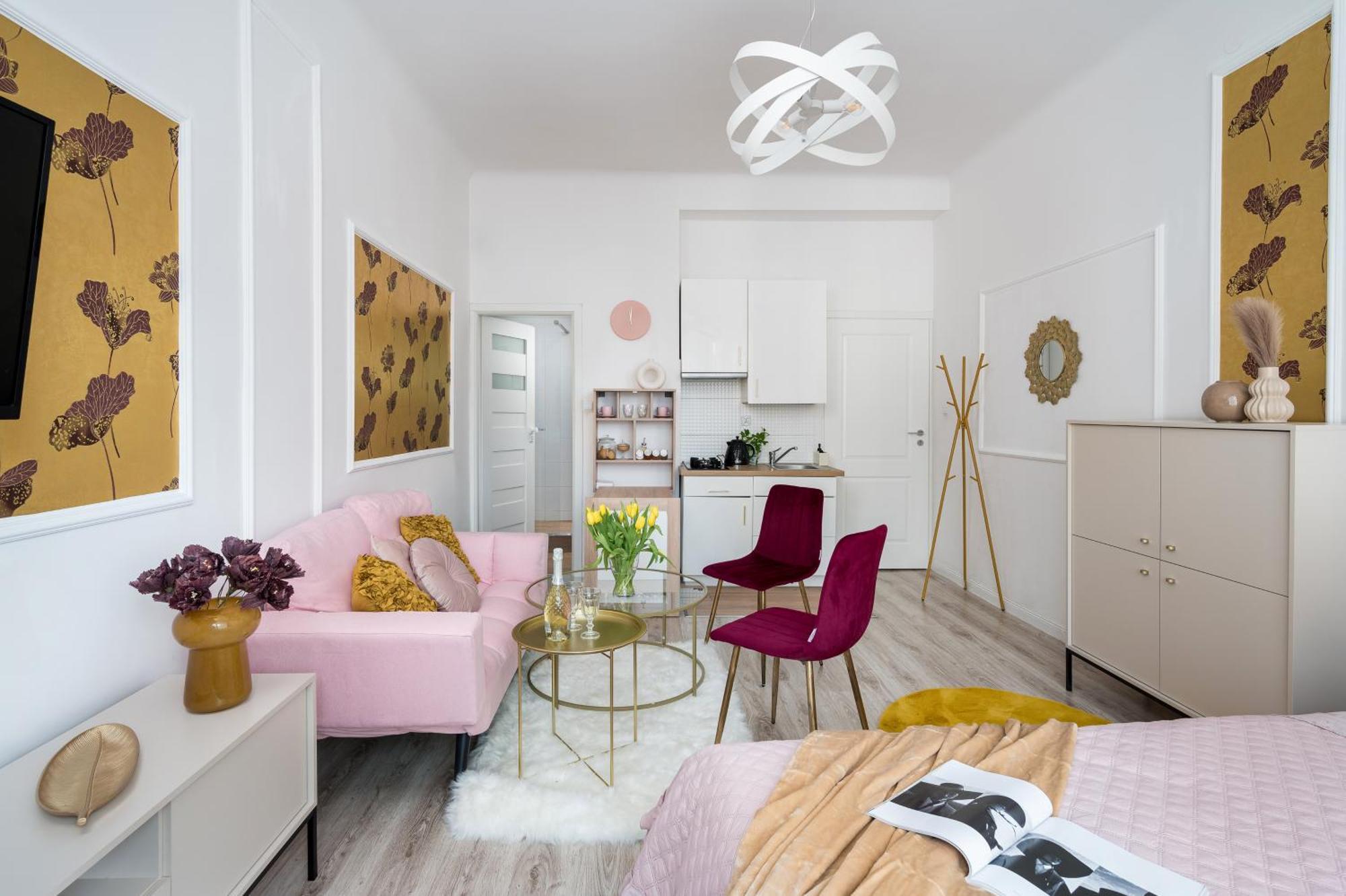 Pink Elephant 2x1br In Historic Tenement House 1 Km From