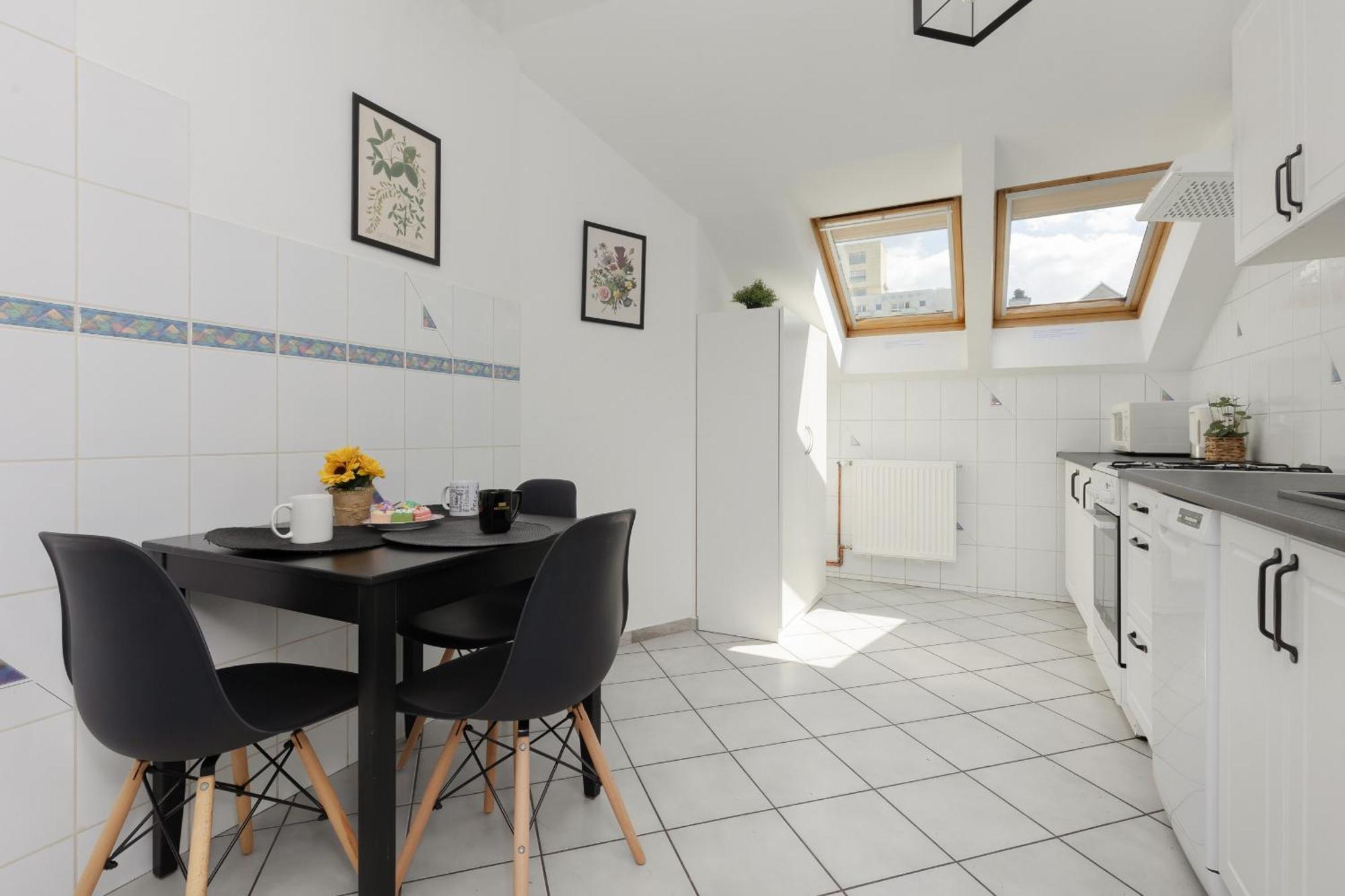 Apartamento Family In With 3 Bedrooms & Ac Near Metro Stoklosy By Renters Varsóvia
