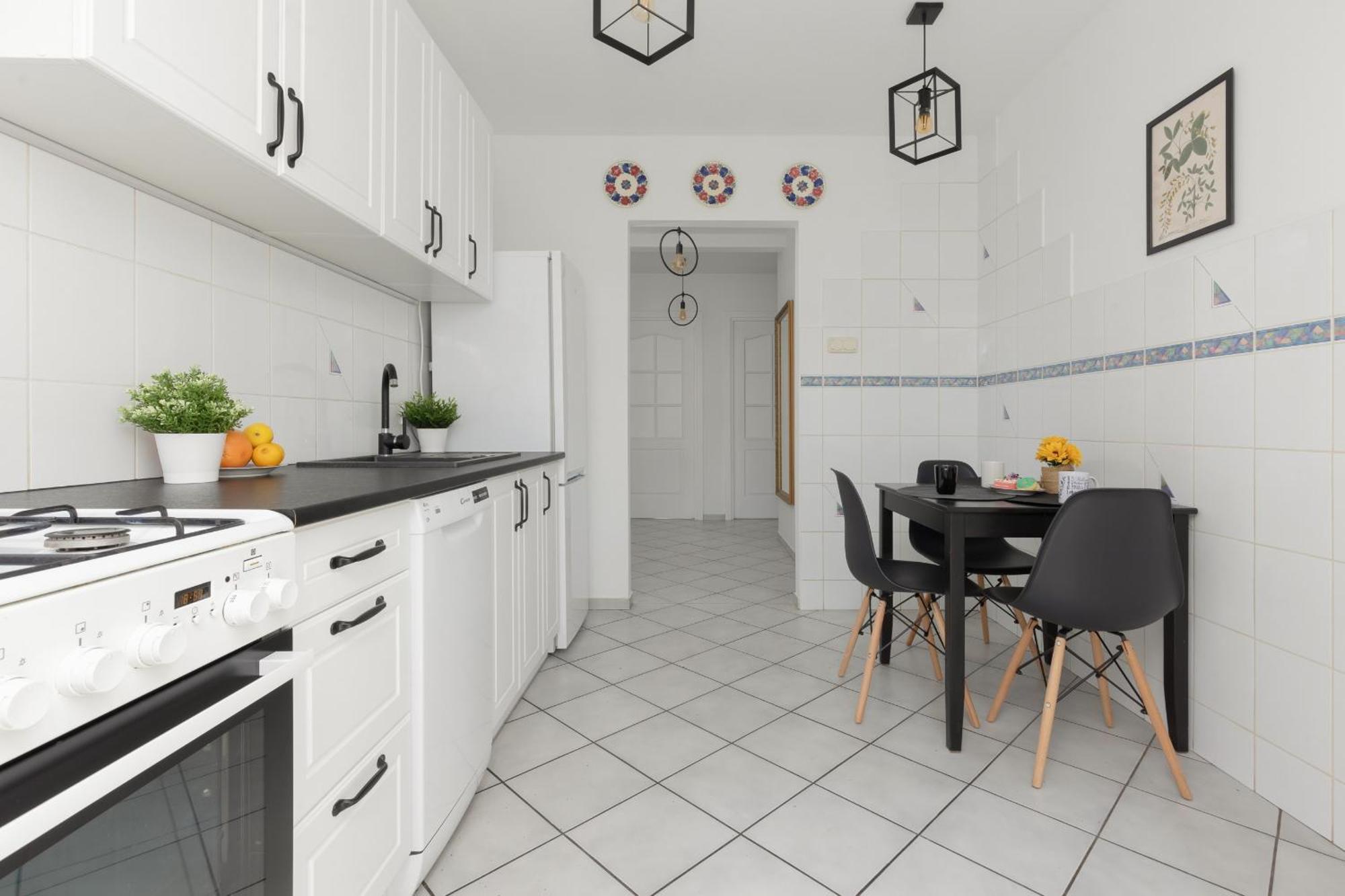Family In With 3 Bedrooms & Ac Near Metro Stoklosy By Renters