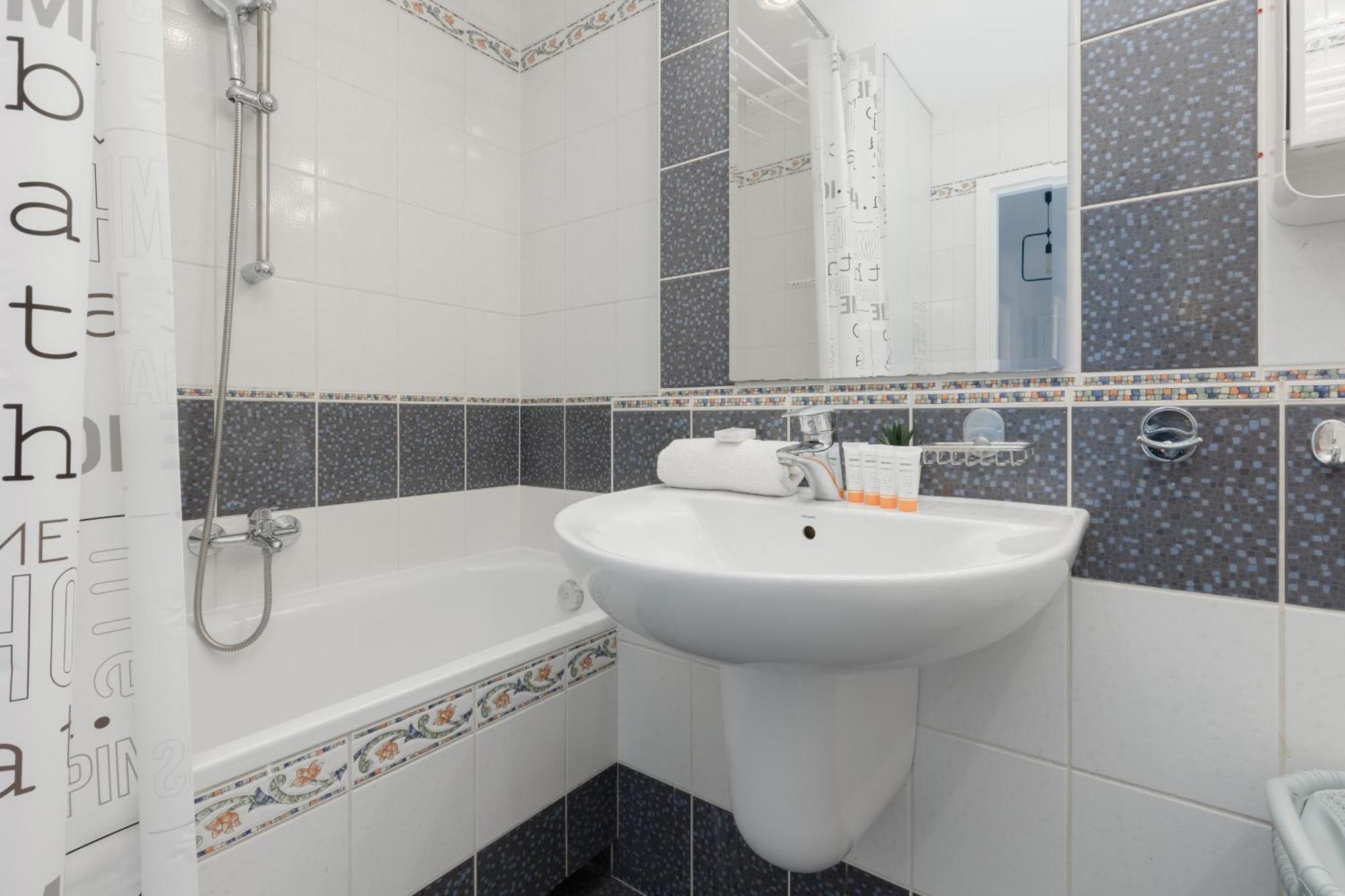 Family In With 3 Bedrooms & Ac Near Metro Stoklosy By Renters