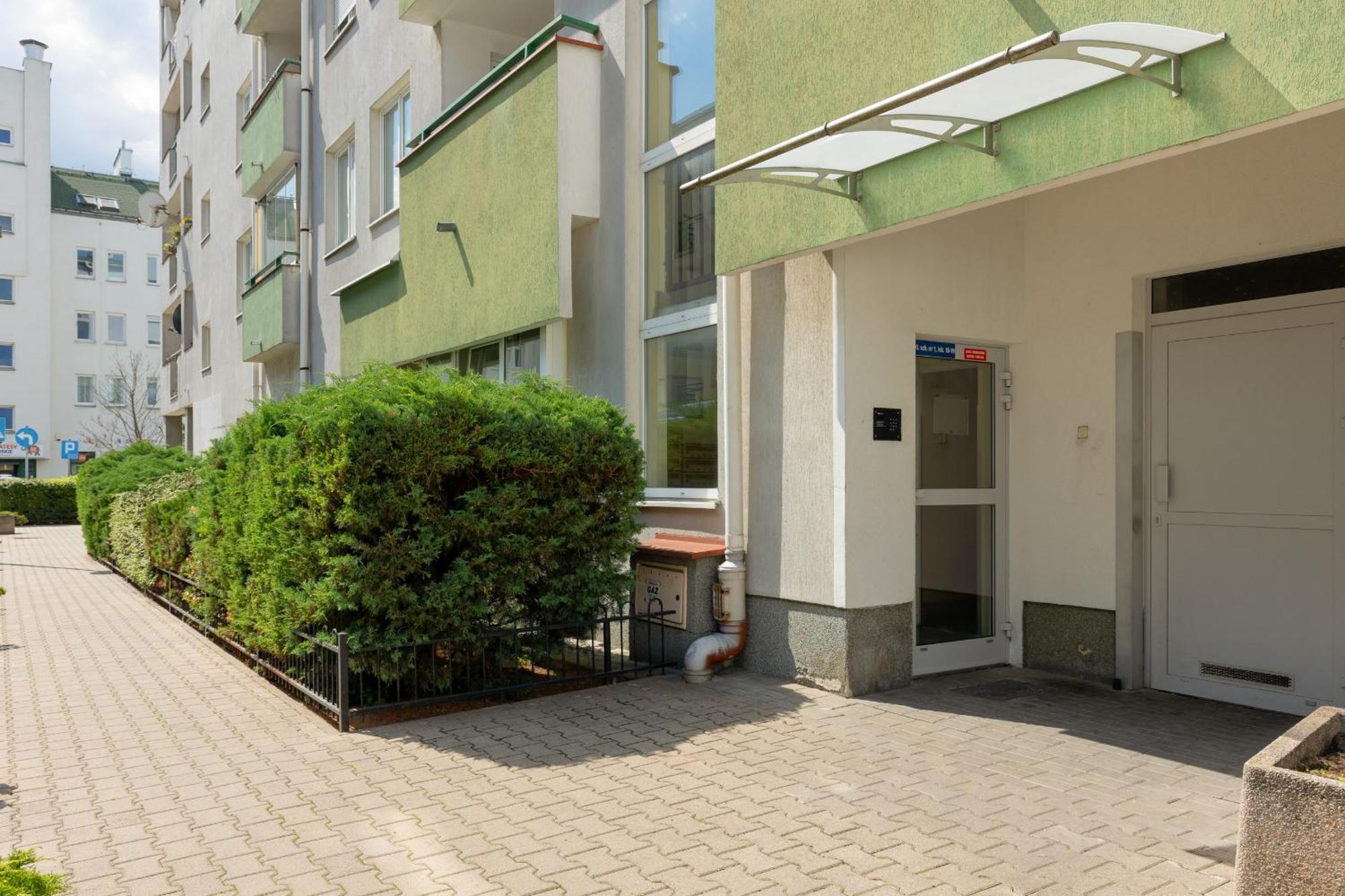 Family In With 3 Bedrooms & Ac Near Metro Stoklosy By Renters
