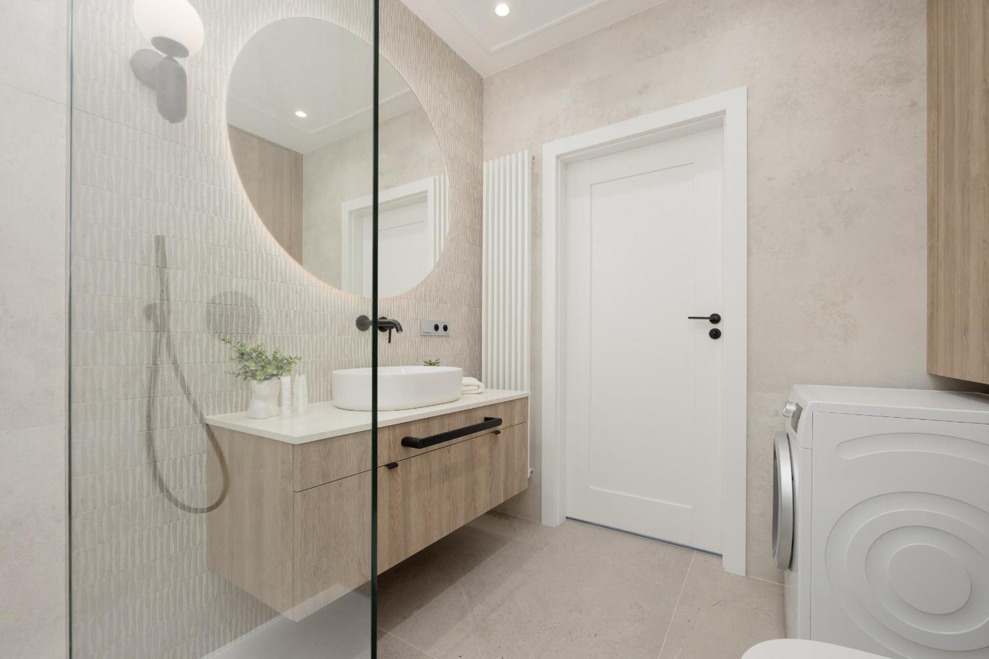 Căn hộ Luxurious In With Sauna And Gym By Renters Prestige *