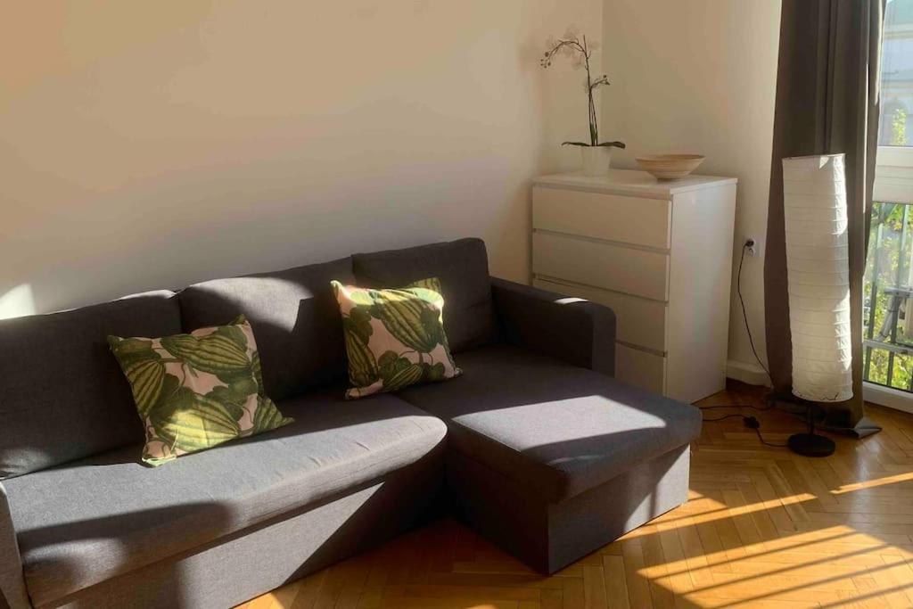 Apartamento Plac Bankowy, Metro