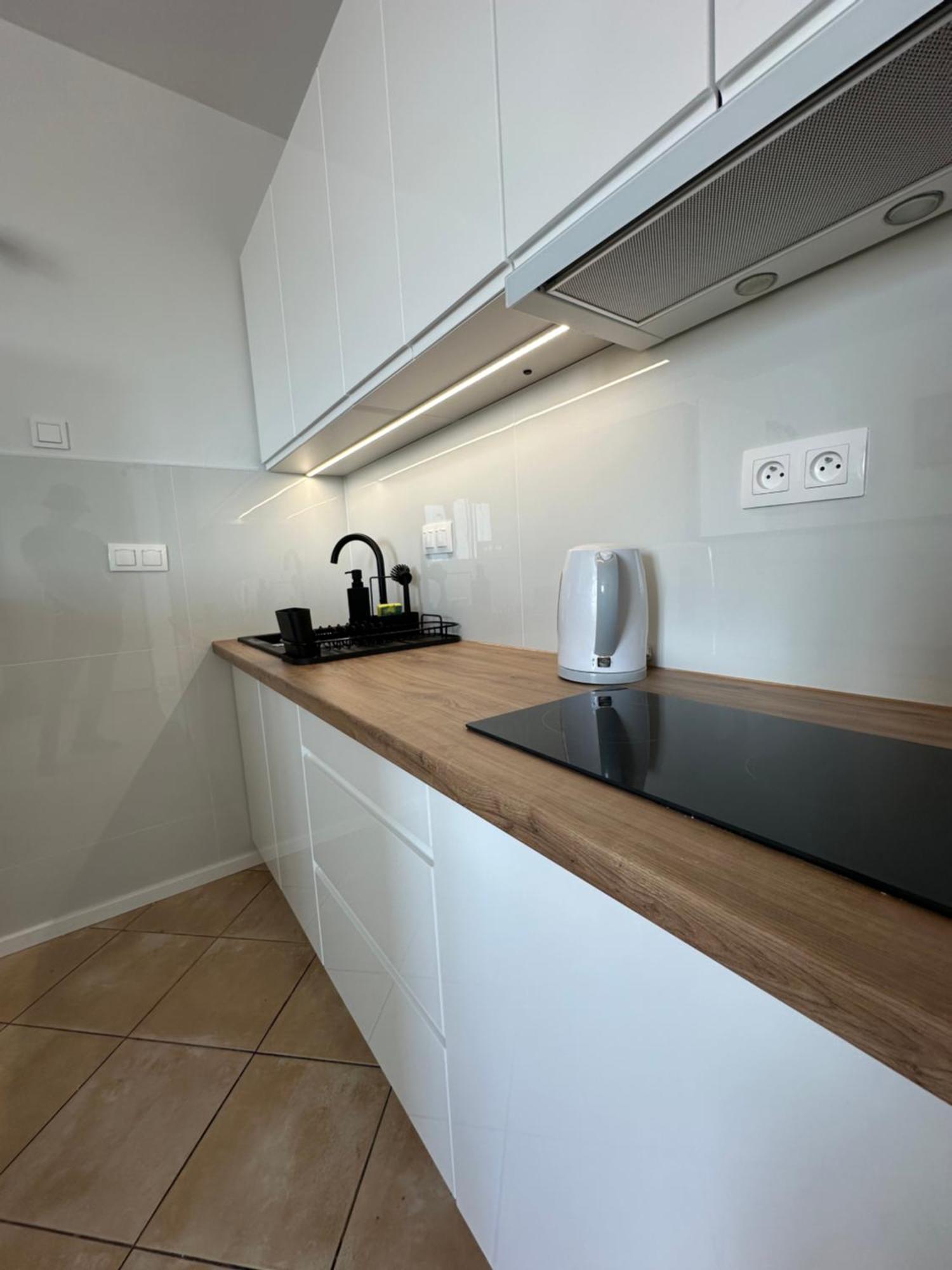 Apartament 2 Pokojowe Mieszkanie, Metro M2, Swietny Widok, Zachody *