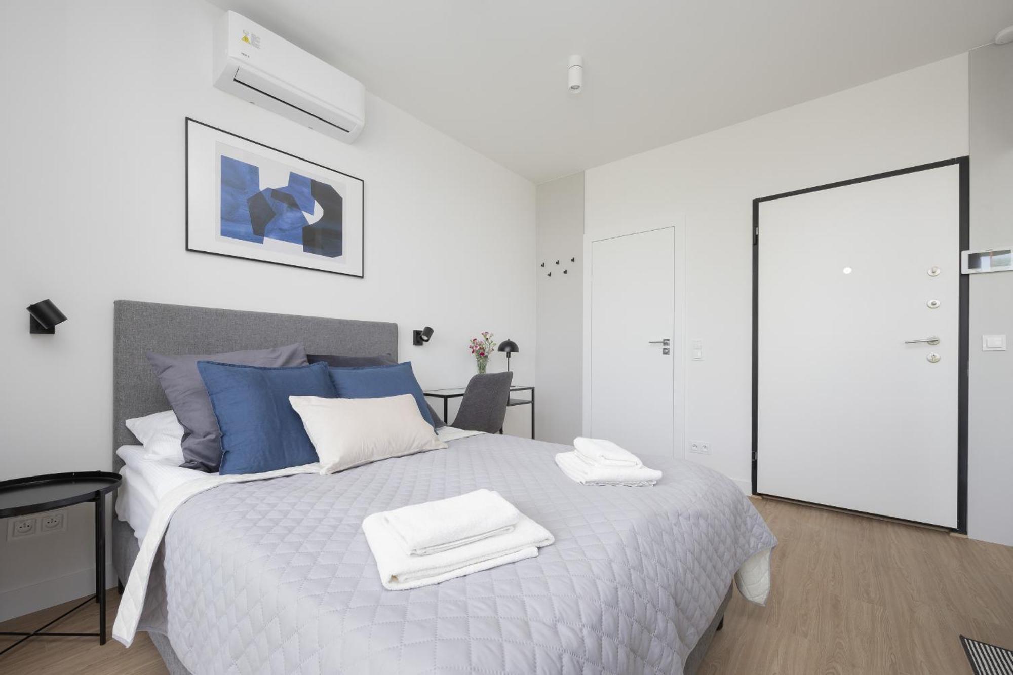 Exclusive And Modern In With Air Conditioning And Desk By Renters Prestige *