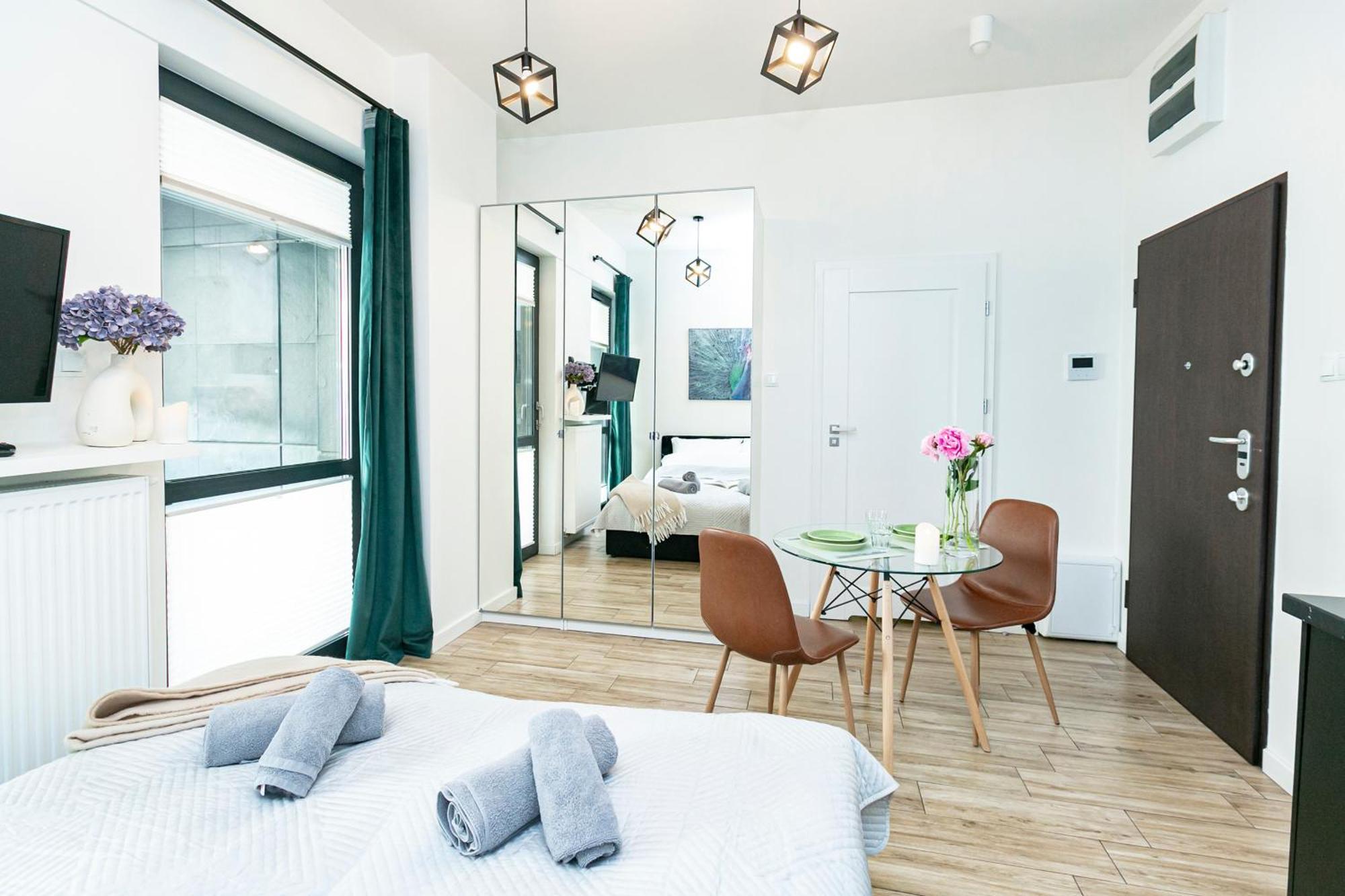 Apartament Chlodna 22a - Duzy Taras - Large Terrace - Bezplatny Parking - Free Parking - Better