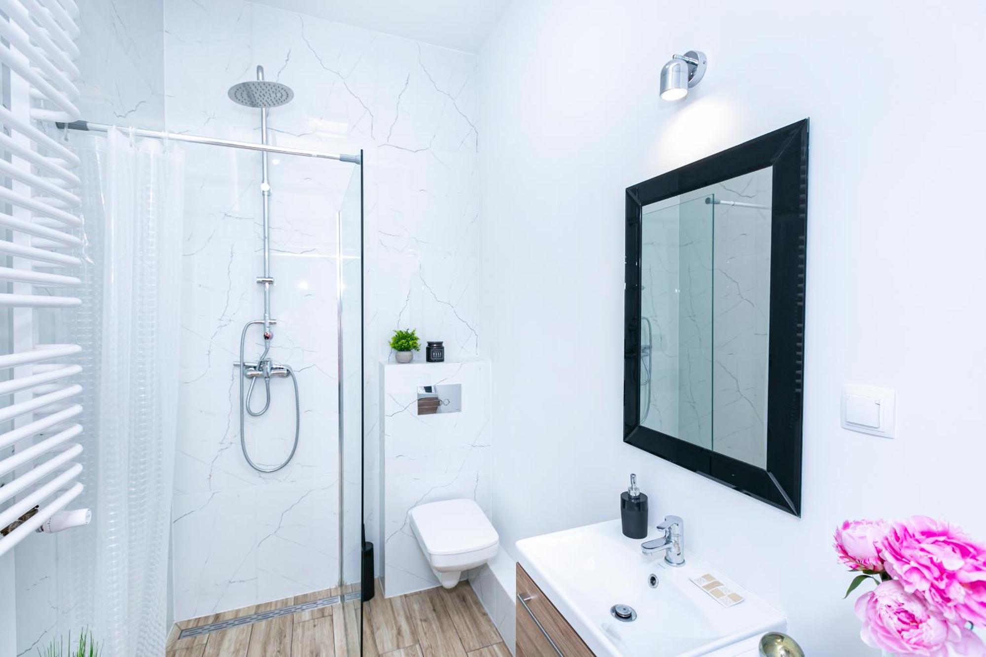 Chlodna 22a - Duzy Taras - Large Terrace - Bezplatny Parking - Free Parking - Better *