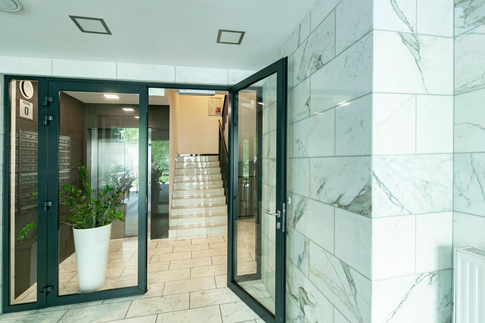 Chlodna 22a - Duzy Taras - Large Terrace - Bezplatny Parking - Free Parking - Better Warszawa