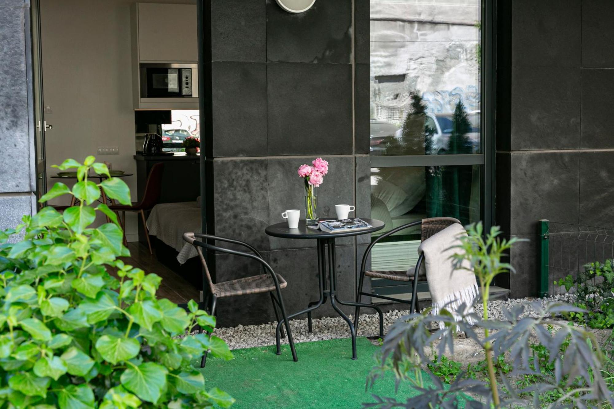 Chlodna 22a - Duzy Taras - Large Terrace - Bezplatny Parking - Free Parking - Better *