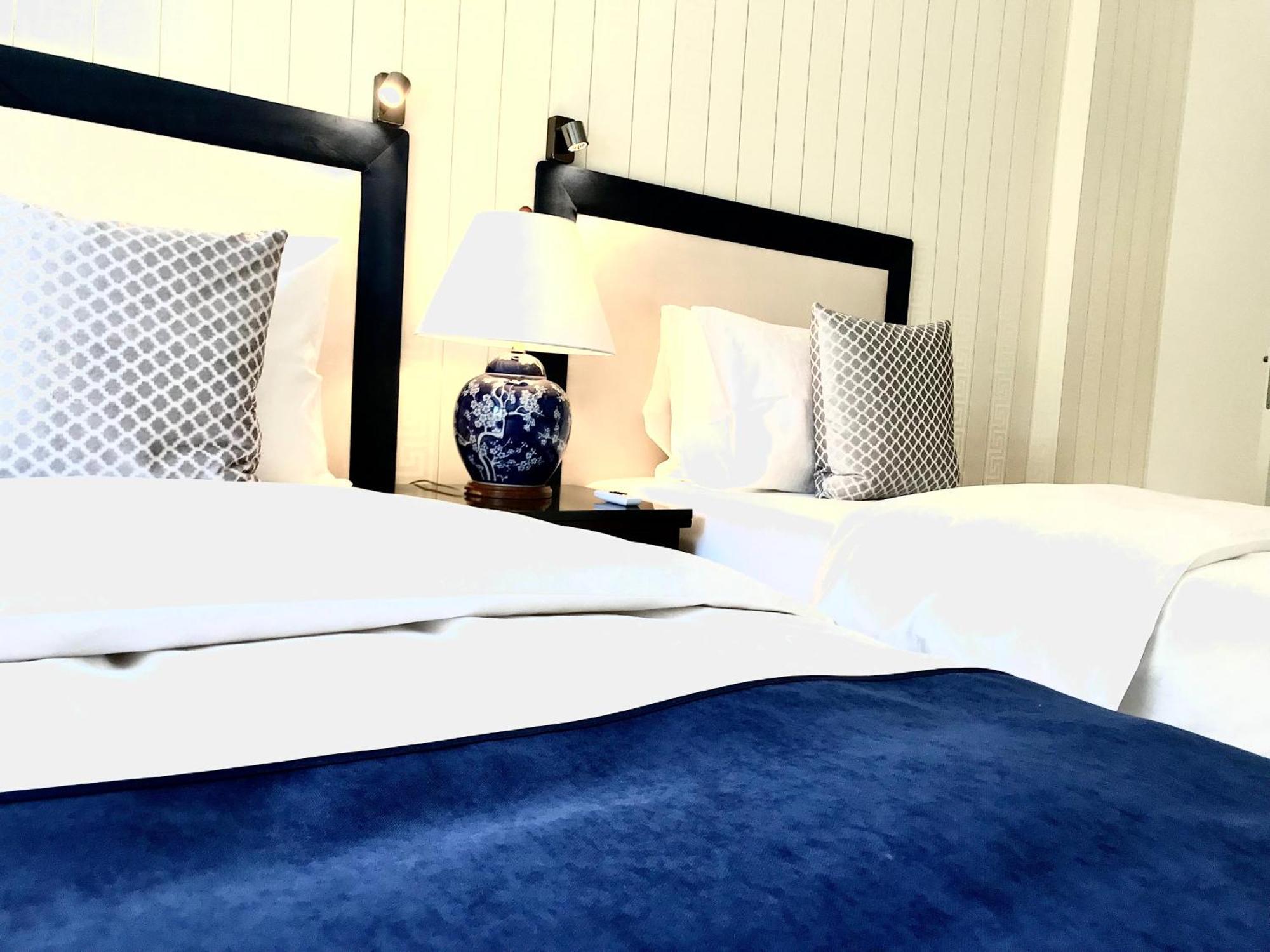 Mondrian Luxury & Market Square I