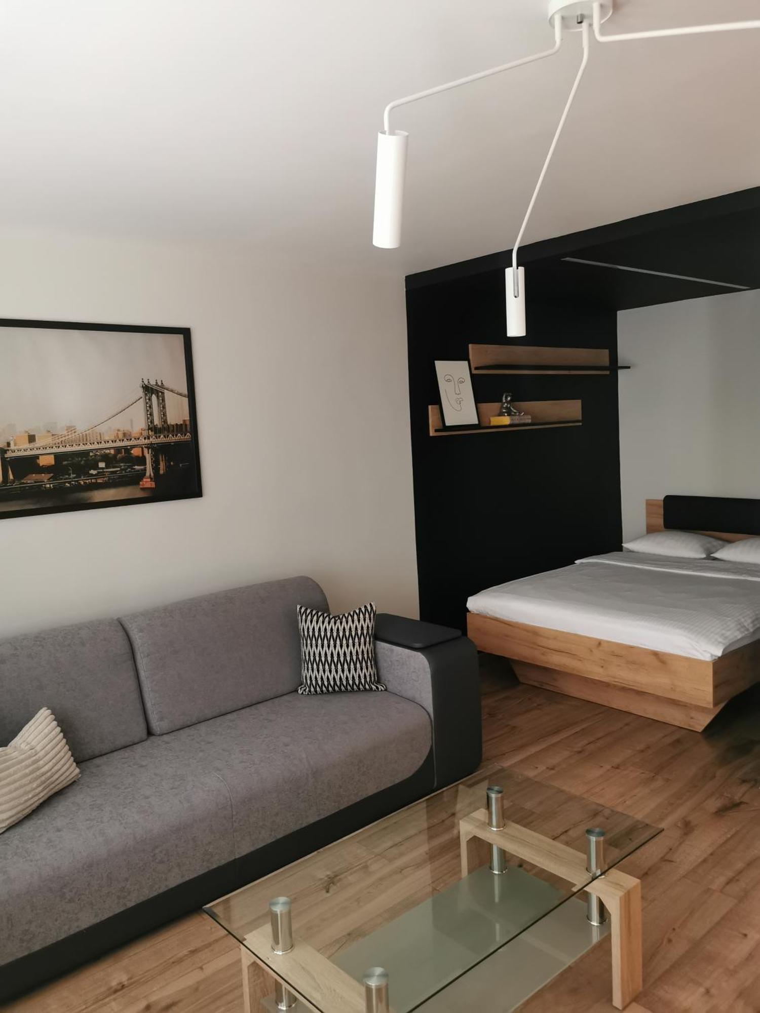 Apartment Crackedbrick *