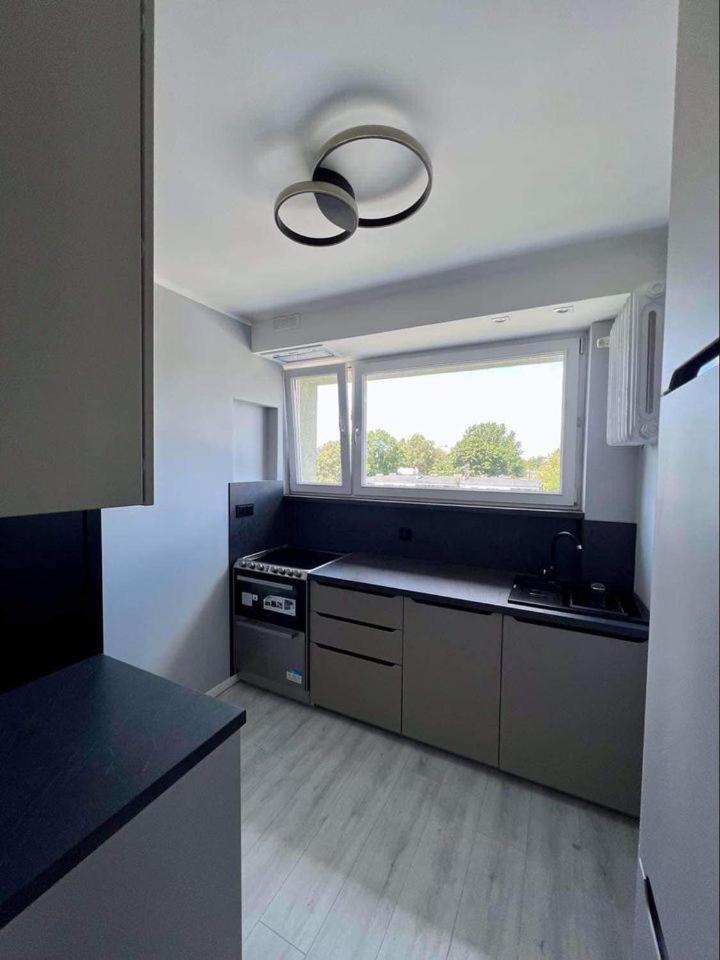 Sunny 3-room Appartement, Near National Stadium Apartment