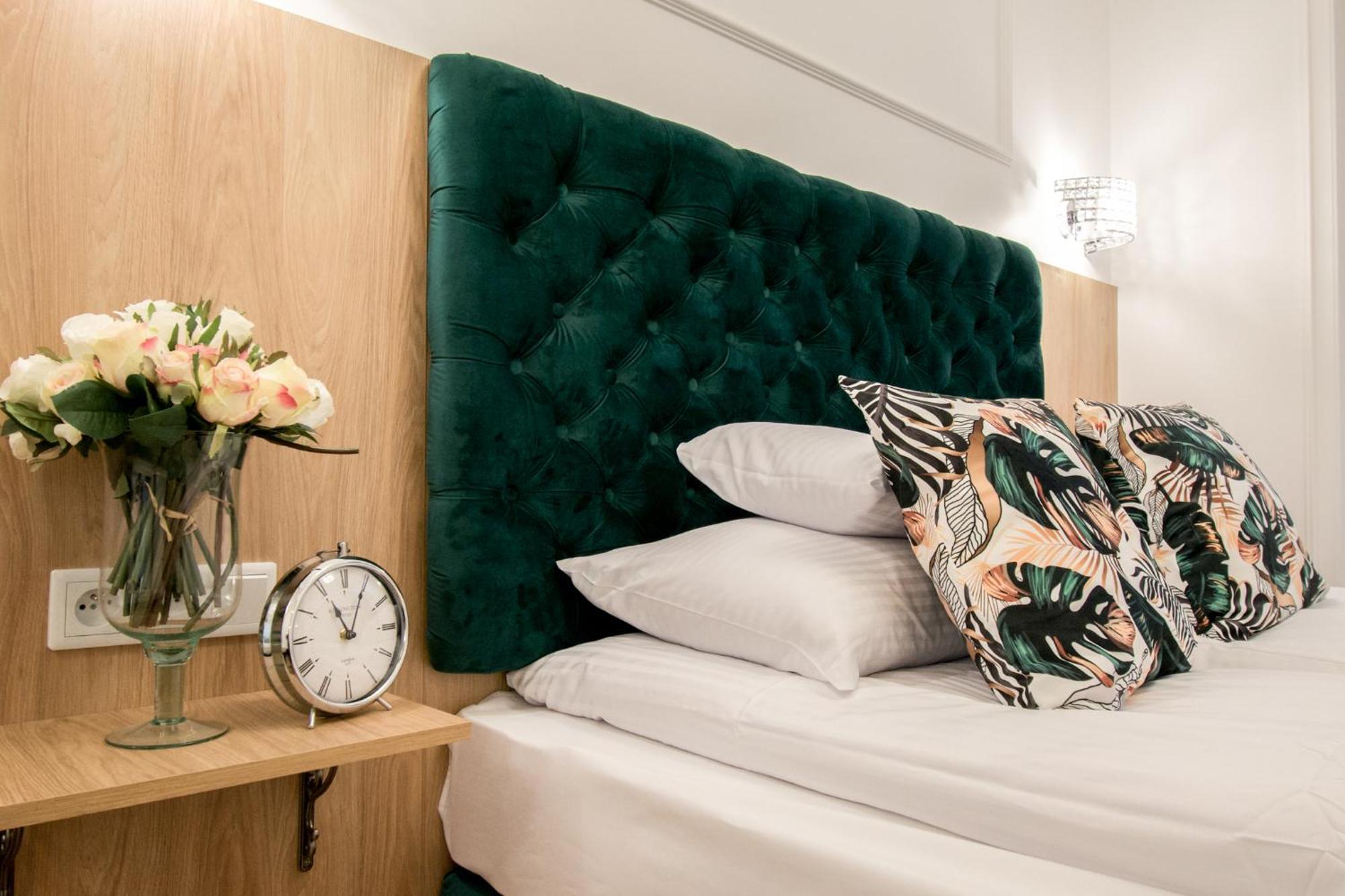 Apartment Seasons By Alluxe Boutique *