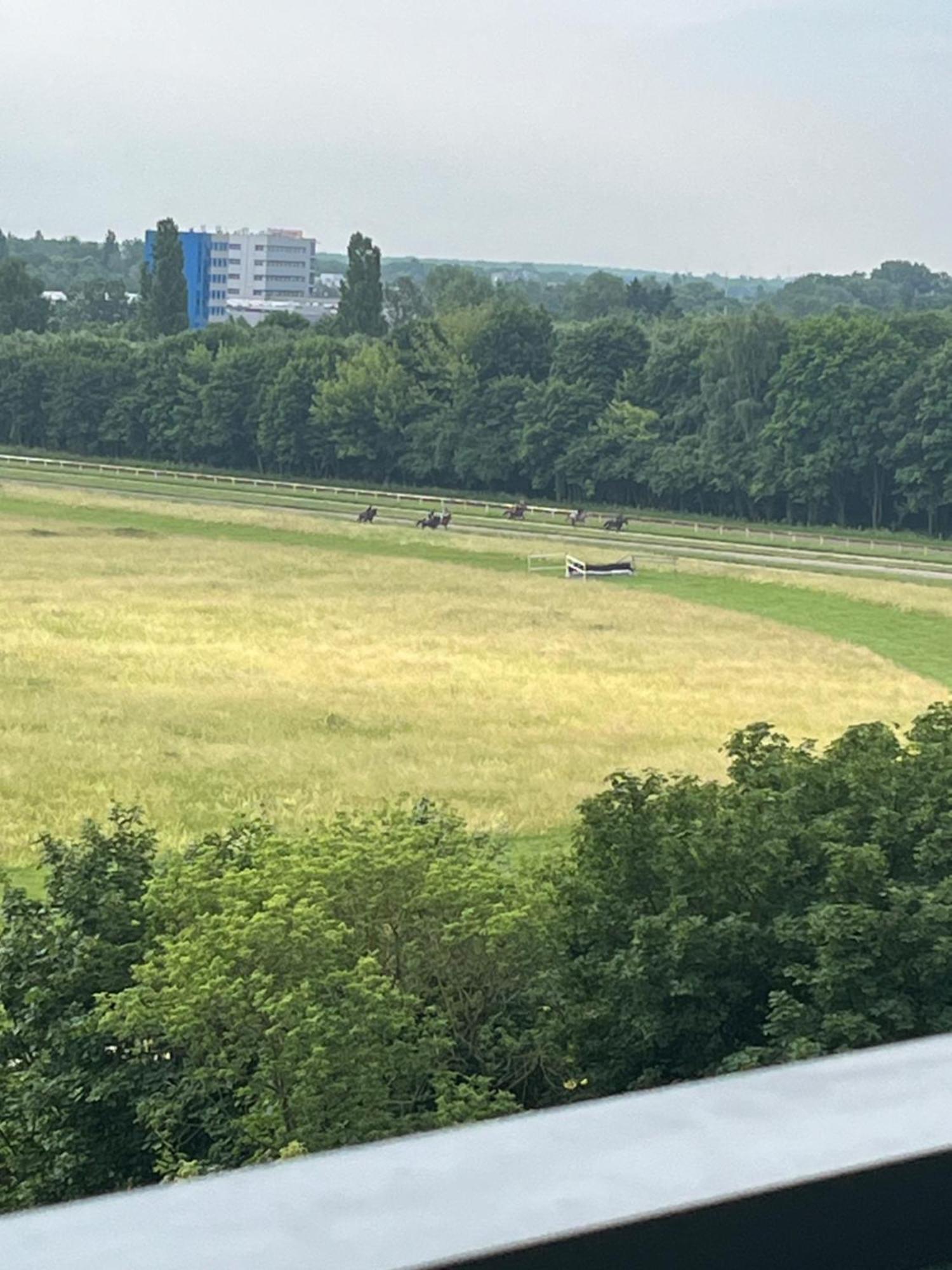 Airport Wyscigi - City And Green View With Underground Garage Apartment