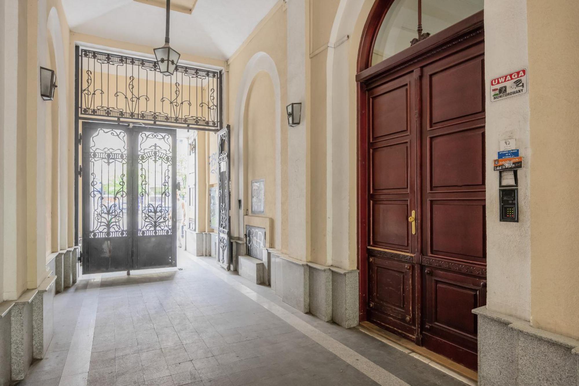 Na Alejach Jerozolimskich Przy Palacu Kultury I Nauki By Renters Warsaw