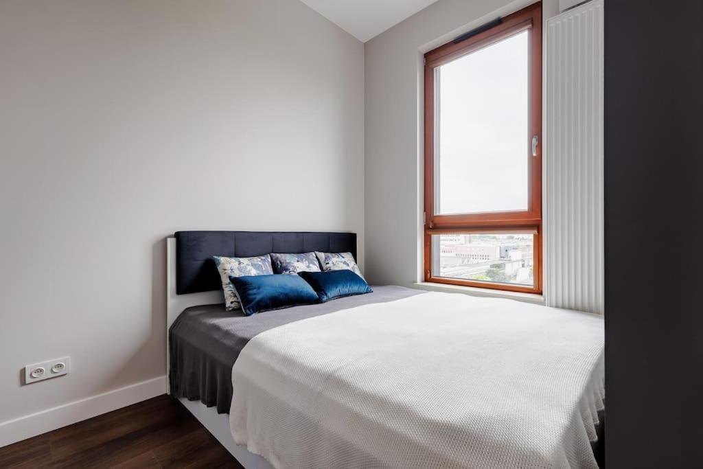 Business With 1 Bedroom By Ecru Wwa81 Apartment *