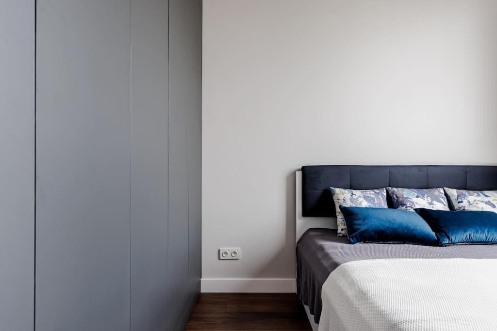 Business With 1 Bedroom By Ecru Wwa81 Apartment *