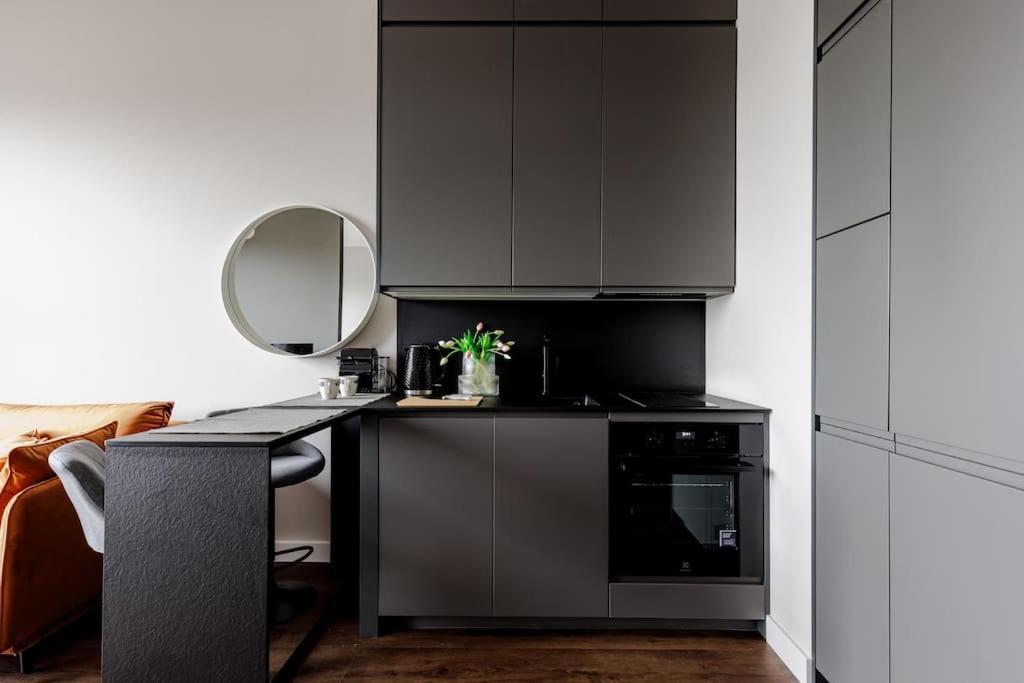 Business With 1 Bedroom By Ecru Wwa81 *