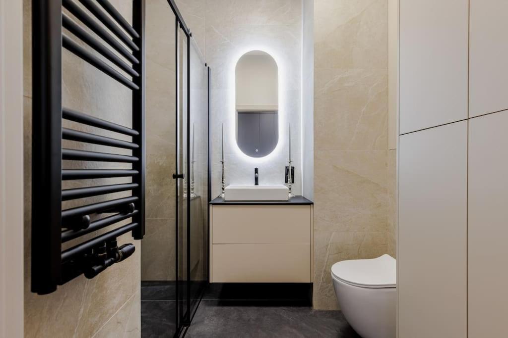 Business With 1 Bedroom By Ecru Wwa81 *