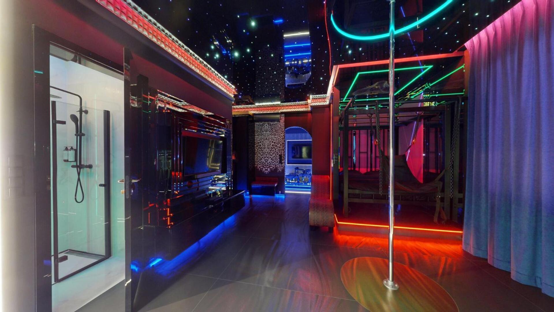 No Limits House - Bdsm Glamour