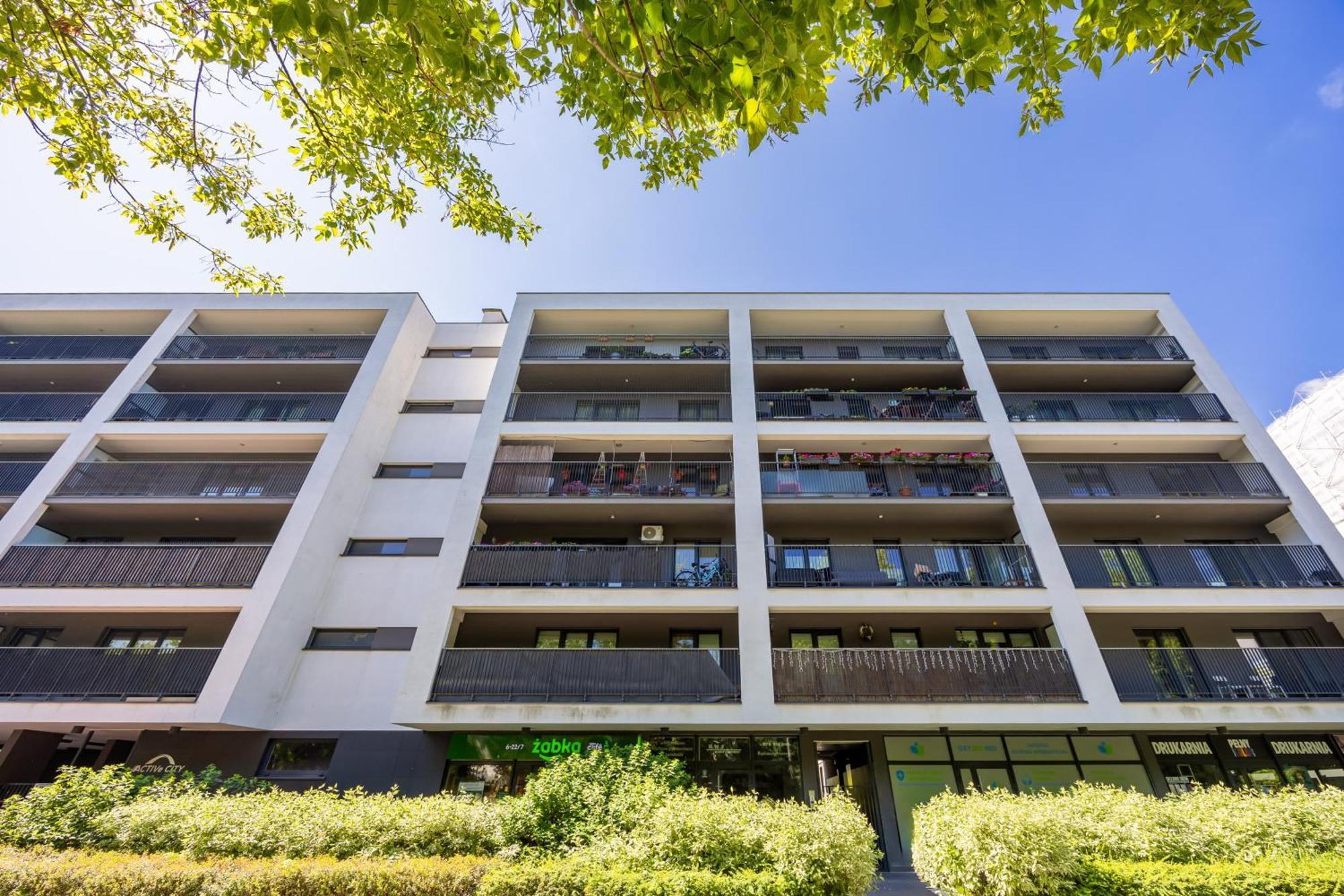 Elegant With Balcony In Close To The Airport By Renters Apartment