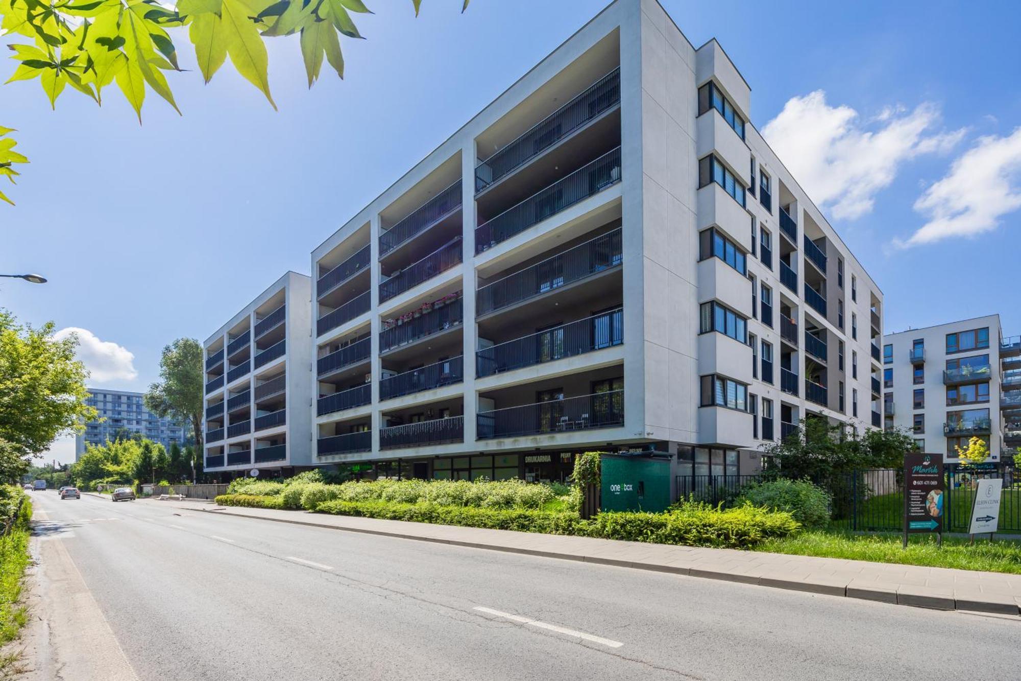 Elegant With Balcony In Close To The Airport By Renters Apartment *